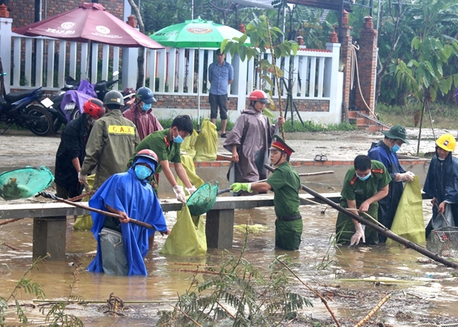 Tăng cường giúp dân làm sạch môi trường sau lũ1