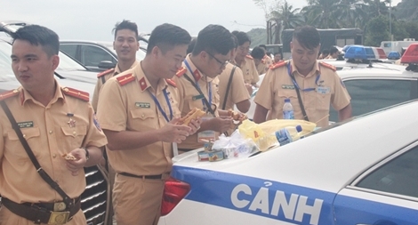 Những suất ăn trưa "đặc biệt" của CSGT phục vụ APEC