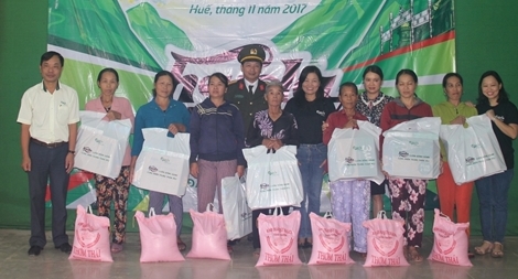 Trao tặng 1.500 suất quà đến người dân vùng lũ ở Cố đô Huế