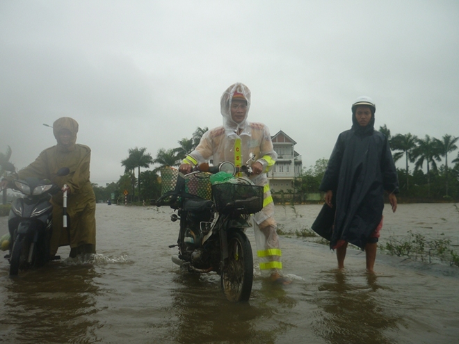 Công an ngâm mình trong nước giúp dân vượt qua vùng lũ