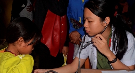 Bệnh viện 199 khám bệnh, cấp thuốc và tặng quà dân nghèo ở Huế