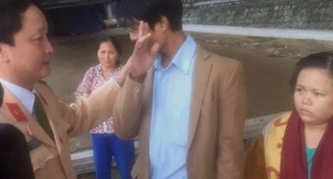 CSGT cứu sống một phụ nữ lao xuống sông Hương tự vẫn