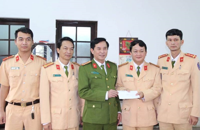 Công an TP Huế khen thưởng CSGT dũng cảm cứu người trên sông Hương