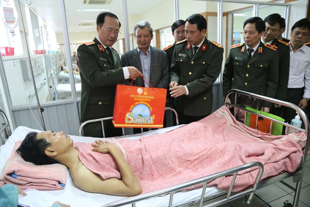 Thứ trưởng Nguyễn Văn Thành thăm hỏi, động viên CSGT bị thương lúc làm nhiệm vụ - Ảnh minh hoạ 2