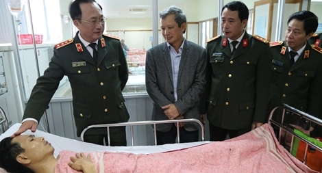 Thứ trưởng Nguyễn Văn Thành thăm hỏi, động viên CSGT bị thương lúc làm nhiệm vụ
