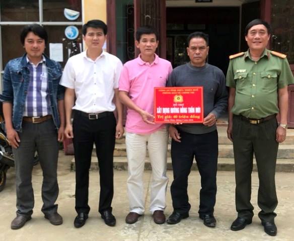 Công an Thừa Thiên- Huế hỗ trợ 40 triệu đồng giúp xã miền núi xây dựng đường nông thôn