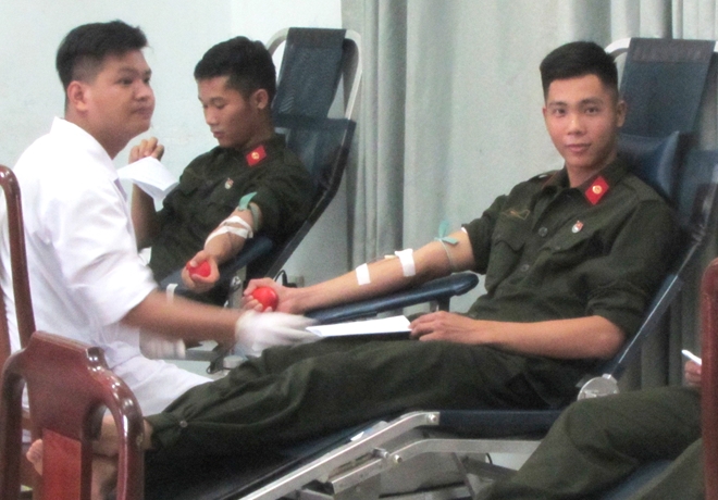 Nhiều CBCS Công an tỉnh Thừa Thiên - Huế tình nguyện hiến máu cứu người