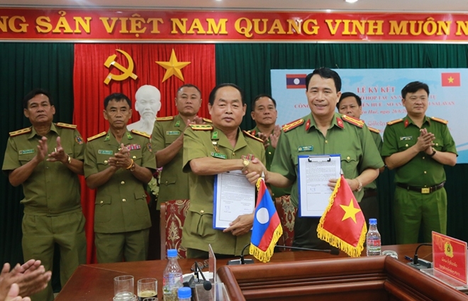Công an tỉnh Thừa Thiên - Huế và Sở An ninh Salavan ký kết biên bản ghi nhớ hợp tác ANTT