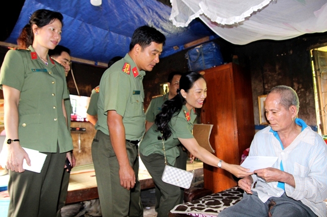 Công an tỉnh Thừa Thiên - Huế lên vùng cao giúp người dân giải quyết thủ tục hành chính - Ảnh minh hoạ 7