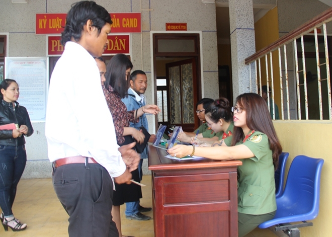 Công an tỉnh Thừa Thiên - Huế lên vùng cao giúp người dân giải quyết thủ tục hành chính - Ảnh minh hoạ 2