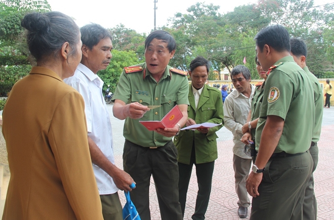 Công an tỉnh Thừa Thiên - Huế lên vùng cao giúp người dân giải quyết thủ tục hành chính - Ảnh minh hoạ 3