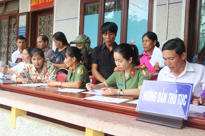 Công an tỉnh Thừa Thiên - Huế lên vùng cao giúp người dân giải quyết thủ tục hành chính