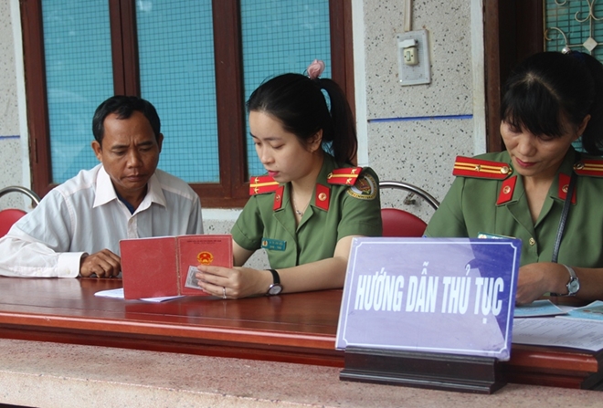 Công an tỉnh Thừa Thiên - Huế lên vùng cao giúp người dân giải quyết thủ tục hành chính - Ảnh minh hoạ 6