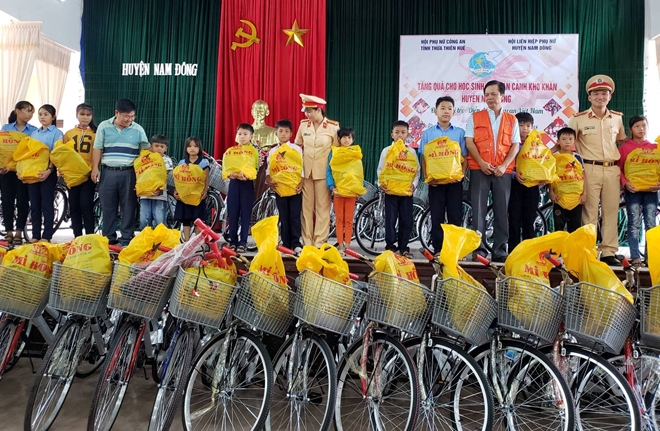 Hội Phụ nữ Công an tỉnh Thừa Thiên - Huế tặng quà cho học sinh nghèo hiếu học