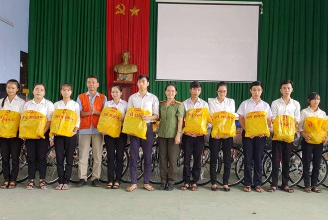 Hội Phụ nữ Công an tỉnh Thừa Thiên - Huế tặng quà cho học sinh nghèo hiếu học - Ảnh minh hoạ 2