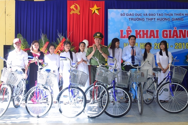 Công an tỉnh Thừa Thiên – Huế trao tặng nhiều xe đạp cho học sinh miền núi