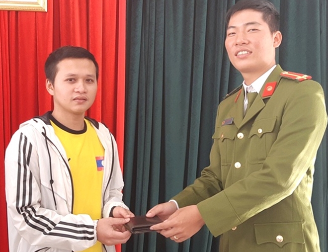 Công an TP Huế trao trả tài sản đánh rơi cho sinh viên Lào