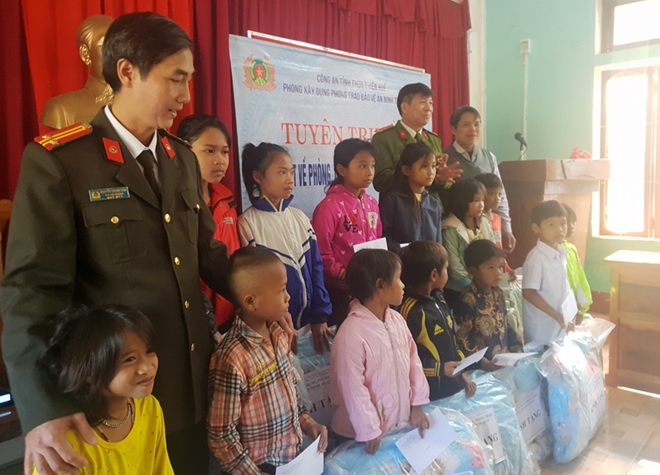 Công an tỉnh Thừa Thiên – Huế trao 100 suất quà Tết cho người nghèo
