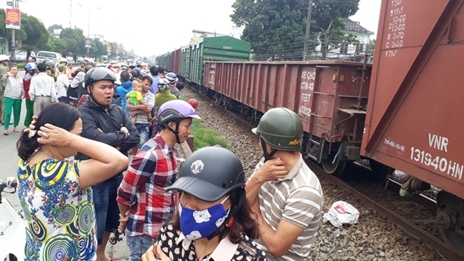 Người dân tập trung tại hiện trường chứng kiến vụ tai nạn.