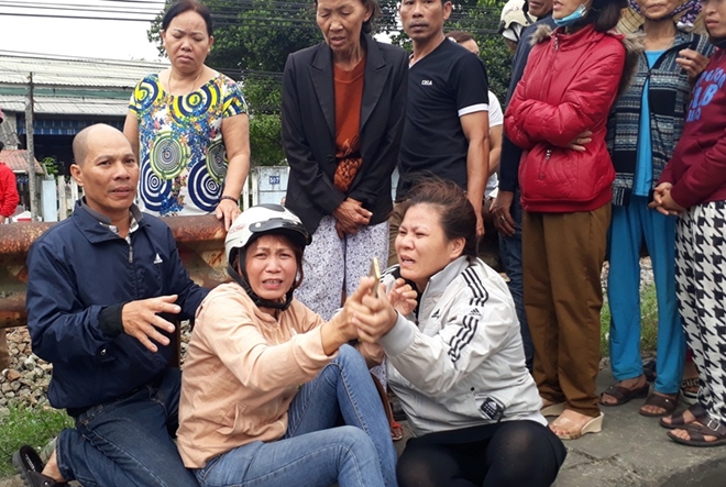 Người nhà ông N. đau đớn tại hiện trường.