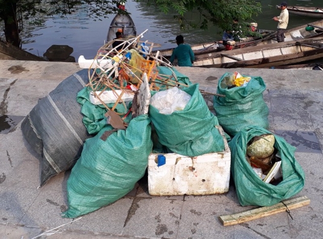 Đoàn Thanh niên Công an tỉnh Thừa Thiên- Huế vớt rác làm sạch sông Hương - Ảnh minh hoạ 5
