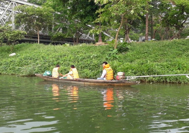 Đoàn Thanh niên Công an tỉnh Thừa Thiên- Huế vớt rác làm sạch sông Hương