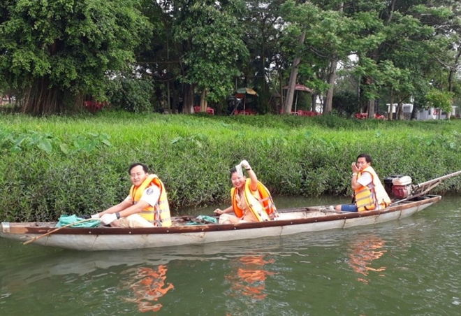 Đoàn Thanh niên Công an tỉnh Thừa Thiên- Huế vớt rác làm sạch sông Hương - Ảnh minh hoạ 3