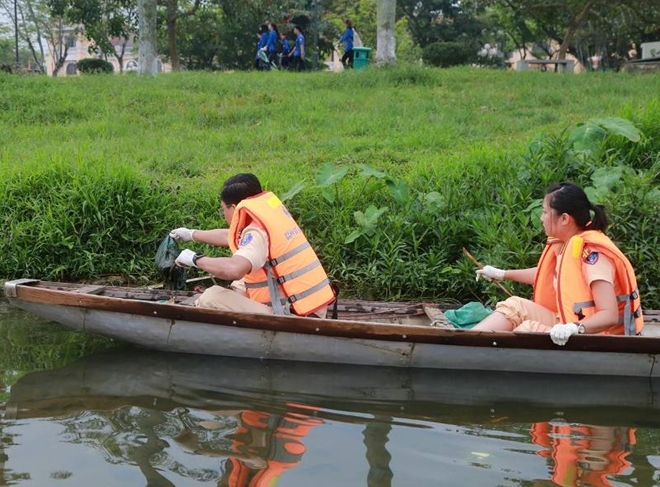 Đoàn Thanh niên Công an tỉnh Thừa Thiên- Huế vớt rác làm sạch sông Hương - Ảnh minh hoạ 2