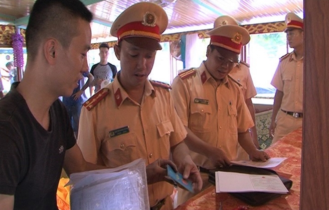 CSGT đường thủy đảm bảo an toàn lễ hội Điện Huệ Nam - Ảnh minh hoạ 2