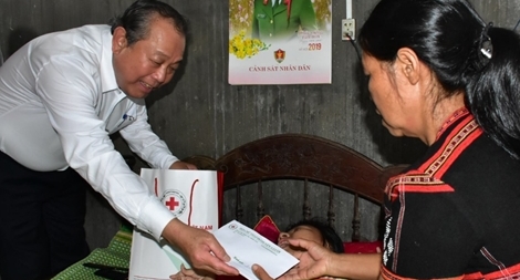 Phó Thủ tướng Thường trực Chính phủ tặng quà quà cho nạn nhân chất độc da cam