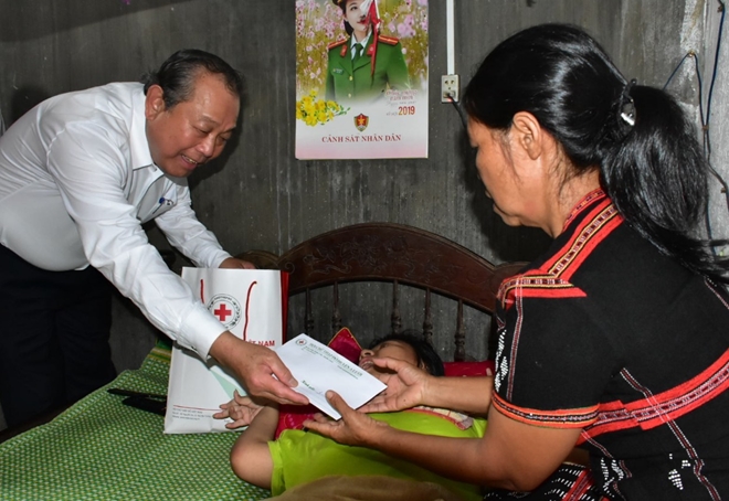 Phó Thủ tướng Thường trực Chính phủ tặng quà quà cho nạn nhân chất độc da cam - Ảnh minh hoạ 2