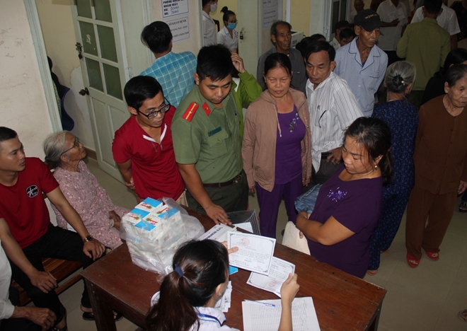 Bác sĩ Bệnh viện Mắt ở Hà Nội vào Huế khám, phẫu thuật miễn phí cho bệnh nhân - Ảnh minh hoạ 9