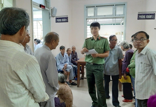 Bác sĩ BV Mắt ở Hà Nội vào Huế khám, phẫu thuật miễn phí cho bệnh nhân
