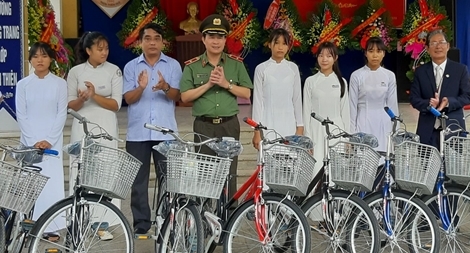 Trao tặng xe đạp, chăn bông cho học sinh nghèo hiếu học ở miền núi