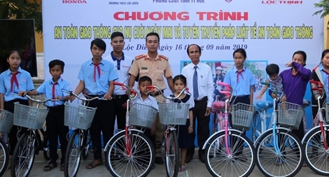 Công an tỉnh Thừa Thiên Huế tặng xe đạp cho học sinh nghèo