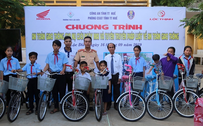 Công an tỉnh Thừa Thiên Huế tặng xe đạp cho học sinh nghèo
