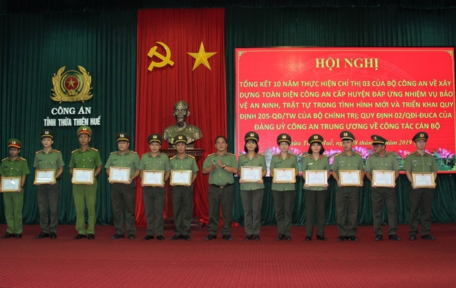 Công an tỉnh Thừa Thiên Huế: Khen thưởng nhiều cá nhân, tập thể xuất sắc - Ảnh minh hoạ 3