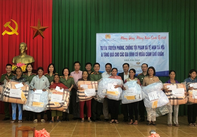 Công an tỉnh Thừa Thiên Huế trao nhiều suất quà Tết cho người nghèo - Ảnh minh hoạ 4