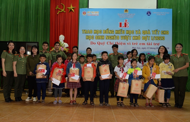 Công an tỉnh Thừa Thiên Huế trao nhiều suất quà Tết cho người nghèo - Ảnh minh hoạ 3