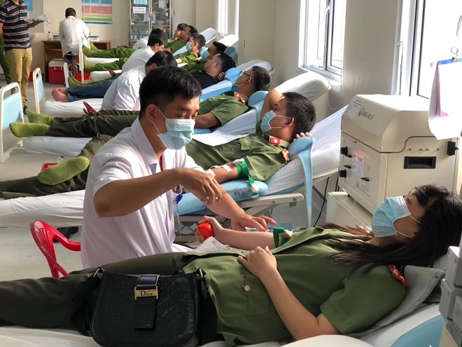 Hơn 200 đoàn viên, thanh niên Công an tình nguyện hiến máu cứu người - Ảnh minh hoạ 2