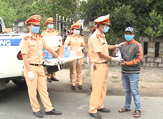 Công an tỉnh Thừa Thiên Huế tặng nhu yếu phẩm cho người dân có hoàn cảnh khó khăn