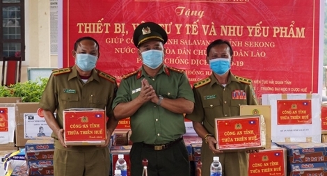 Công an Thừa Thiên Huế tặng thiết bị phòng chống dịch cho nước bạn Lào