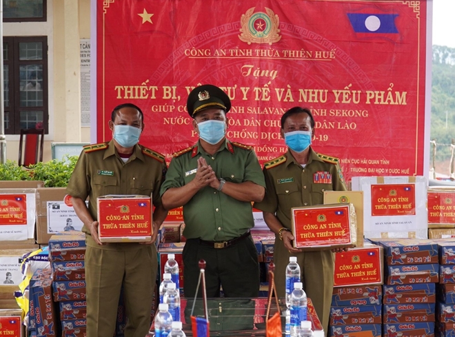 Công an Thừa Thiên Huế tặng thiết bị phòng chống dịch cho nước bạn Lào