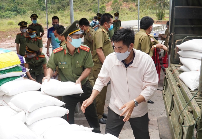 Công an Thừa Thiên Huế tặng thiết bị phòng chống dịch cho nước bạn Lào - Ảnh minh hoạ 3
