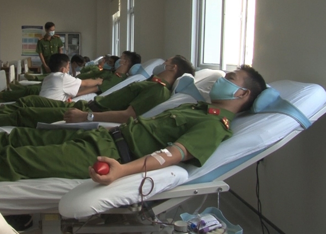 Hơn 200 CBCS Công an TP Huế hiến máu tình nguyện