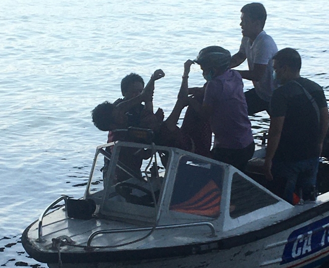 Hai CSGT lao xuống sông Hương cứu người phụ nữ nhảy cầu