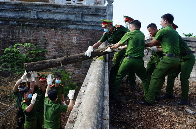CBCS Công an, quân đội chung sức dọn vệ sinh ở Kinh thành Huế