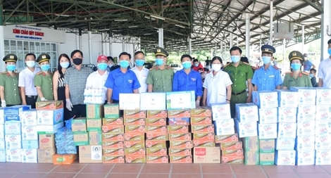 Công an tỉnh Thừa Thiên Huế góp sức hỗ trợ CBCS tuyến đầu chống dịch