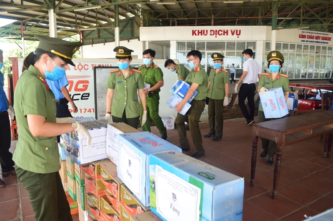 Công an tỉnh Thừa Thiên Huế góp sức hỗ trợ CBCS tuyến đầu chống dịch