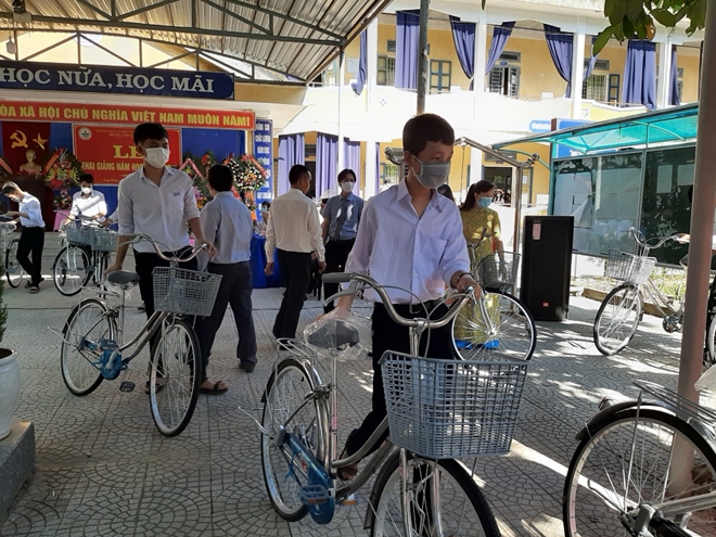 Thứ trưởng Lê Quốc Hùng tặng xe đạp cho học sinh miền núi Thừa Thiên Huế - Ảnh minh hoạ 4